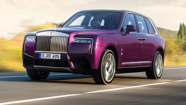 Плюсове: Ненадминат лукс и комфорт.

Минуси: Висока цена.

Rolls-Royce Cullinan е може би олицетворение на луксозните SUV автомобили. Под предния капак той разполага с 6,75-литров V12 двигател, който произвежда 563 к.с. Осигурява без усилие  ускорение до стотака само за 5,2 секунди. Въпреки значителния си размер, Cullinan предлага изненадващо гладко и спокойно возене, благодарение на усъвършенстваната си система за въздушно окачване Magic Carpet, която може да се адаптира към всеки терен. 

Екстериорът е променен за новата серия II Cullinan, но веднага се разпознава като водещ Rolls-Royce. Зоната около решетката е преработена - още по-смела и елегантна.

Отвътре е царство на лукса. Персонализирането е важна характеристика на Cullinan и Goodwood гарантира, че Series II предлага още по-голям избор заа клиентите. Разбира се, ще получите плюшени седалки, изящни фурнири и набор от високотехнологични удобства.